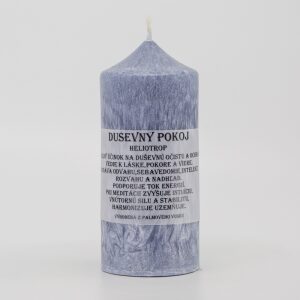 Valcová sviečka so špičkou z palmového vosku, dymovo modrej farby, s textom Duševný Pokoj Heliotrop, 60x110mm, na bielom pozadí, symbolizujúca vnútorný pokoj a rovnováhu.
