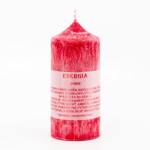 Valcová sviečka so špičkou z palmového vosku, žiarivo červenej farby, s textom Energia Rubín, 60x110mm, na bielom pozadí, symbolizujúca vášeň a životnú silu.