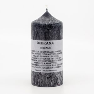 Čierna valcová sviečka so špičkou z palmového vosku, názov Ochrana, s nápisom Turmalín, 60x110mm, na tmavom/prírodnom podklade, symbolizujúca uzemnenie a ochranu.