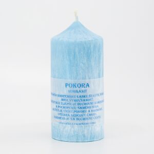 Valcová sviečka so špičkou z palmového vosku, pastelovej modrej farby, s nápisom Pokora Morganit, 60x110mm, na bielom pozadí, symbolizujúca pokoj a súcit.