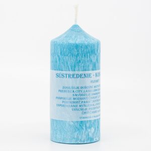 Valcová sviečka so špičkou z palmového vosku, svetlej tyrkysovo-modrej farby, s nápisom Sústredenie a Fluorit, 60x110mm, na bielom pozadí, symbolizujúca duševnú jasnosť a koncentráciu.