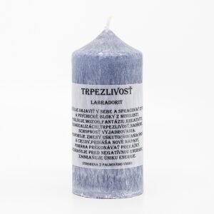 Valcová sviečka so špičkou z palmového vosku, tmavosivej až levanduľovej farby, s nápisom Trpezlivosť Labradorit, 60x110mm, na bielom pozadí, symbolizujúca intuíciu a trpezlivosť.