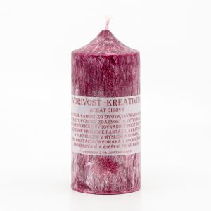 Valcová sviečka so špičkou z palmového vosku, tmavo bordovo-ružovej farby, s textom Tvorivosť a Kreativita Achát Ohnivý, 60x110mm, na bielom pozadí, symbolizujúca inšpiráciu a radosť.