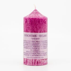 Valcová sviečka so špičkou z palmového vosku, žiarivo ružovej farby (fuchsiová), s textom Uvoľnenie Relax Tanzanit, 60x110mm, na bielom pozadí, symbolizujúca hlbokú relaxáciu a vnútornú harmóniu.