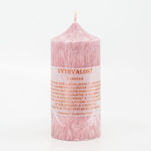 Valcová sviečka so špičkou z palmového vosku, svetlej ružovej farby s jemným leskom, s nápisom Vytrvalosť Záhneda, 60x110mm, na bielom pozadí, symbolizujúca vnútornú silu a emocionálnu harmóniu.