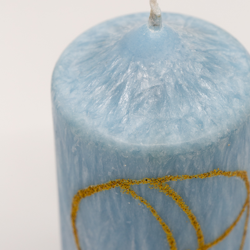 sviecka-archanjel-michael-bledomodra-sugilit-detail Sviečka Archanjel Michael – bledomodrá, sugilit, ochrana a duchovné očistenie, detail