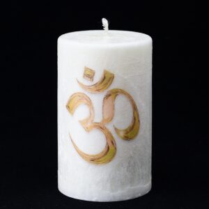 biela sviečka so zlatým symbolom mantry pokoja a jednoty