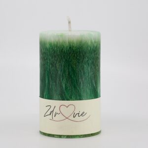 Detail zelenej kryštalickej valcovej sviečky s nápisom Zdravie